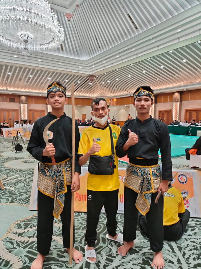 Atlet silat ganda putra  kelas seni Aidil Fikri (kanan) dan Rakha Pratama (kiri) bersama Pelatih Kepala Silat PPLP Dispora Riau, Asep Solihin di ballroom Hotel Sahid Jakarta, Jumat (25/11/2022).